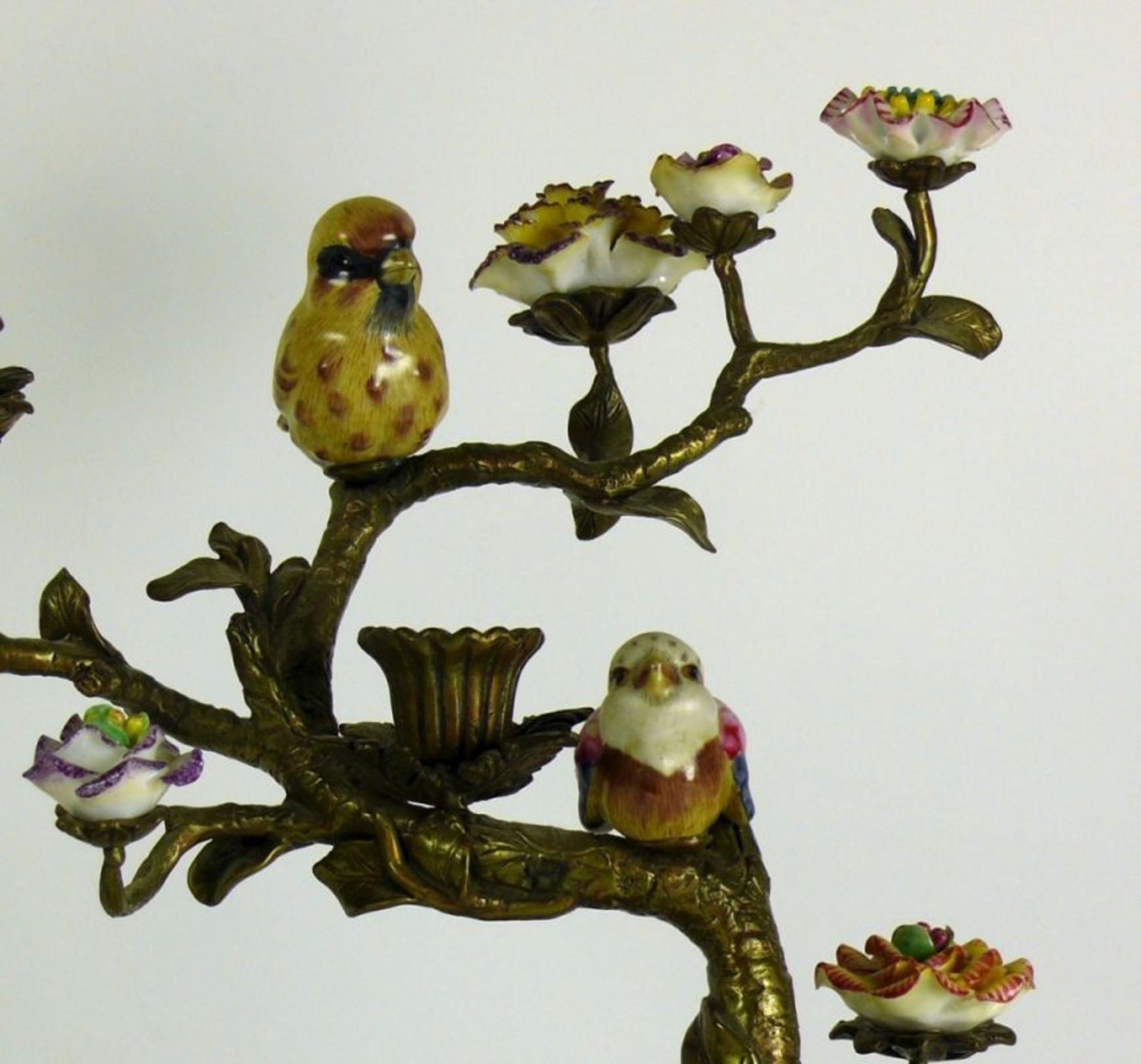 Kerzenständer Bronze; in Astform mit farbig staffierten Vögel und Blüten in Keramik; H: ca. 37 cm; - Bild 2 aus 6