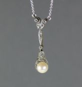 Jugendstil-Collier (um 1900) GG, Platin und Silber (Kette); Gehänge mit Zuchtperle und kleinem