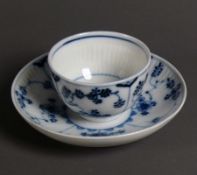 Koppchen (Meissen, 2.H.18.Jh. mit UT; Tasse u. UT mit geripptem Reliefzierat an den Innenseiten