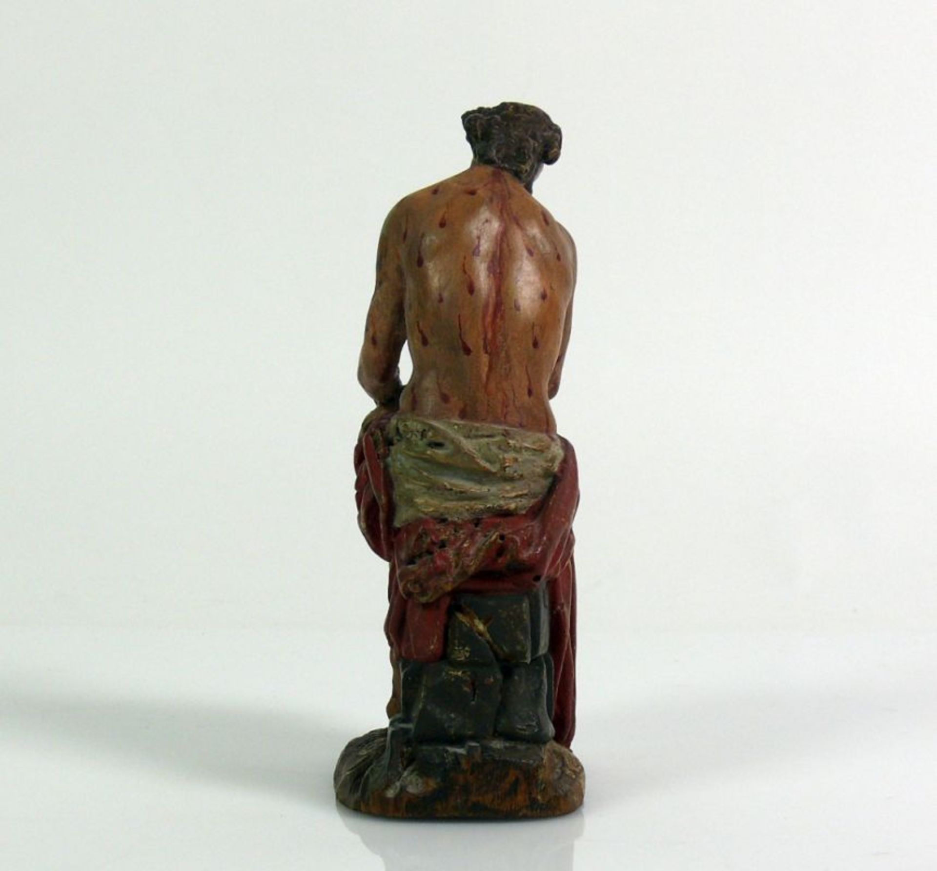 Schmerzensmann (18.Jh.) mit rotem Schamtuch; sitzend; auf Sockel (dieser später); Hände gefesselt; - Bild 6 aus 7