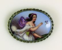 Porzellanbrosche (Anfang 20. Jh.) ovale Form; Frauendarstellung mit Schmetterling; farbige