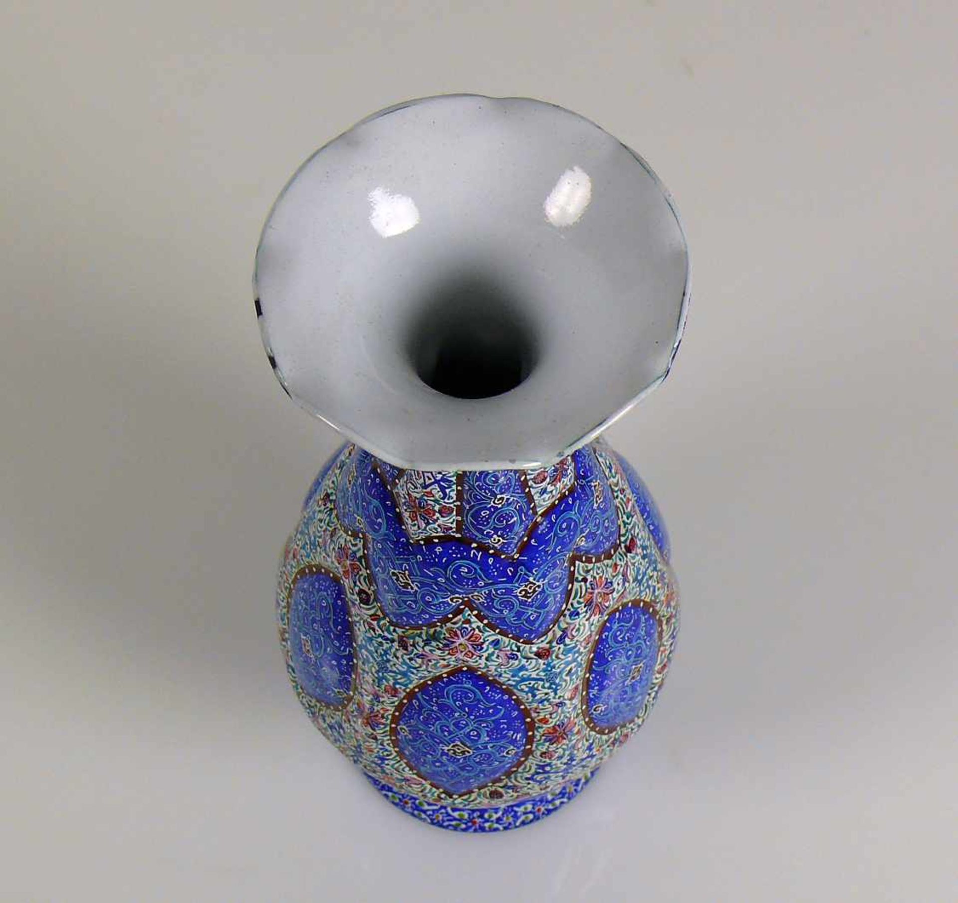 Cloisonné-Vase kegelförmiger Korpus auf eingezogenem runden Stand; nach oben tailliert; farbiger - Bild 3 aus 3