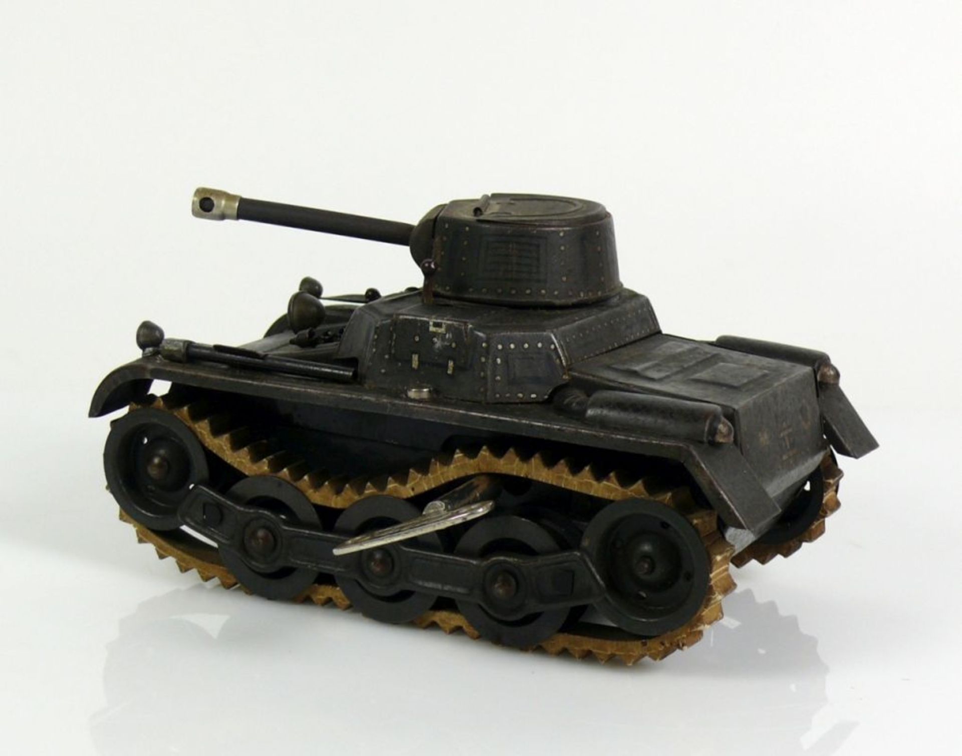 Panzer (GAMA, vor 1945) "GAMA TANK", so bezeichnet auf dunkeloliv farbenem Grund; Originalschlüssel,