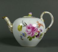 Kleine Teekanne (Meissen 1860-1924) Korpus mit farbig bemaltem Blütendekor und Schmetterling in