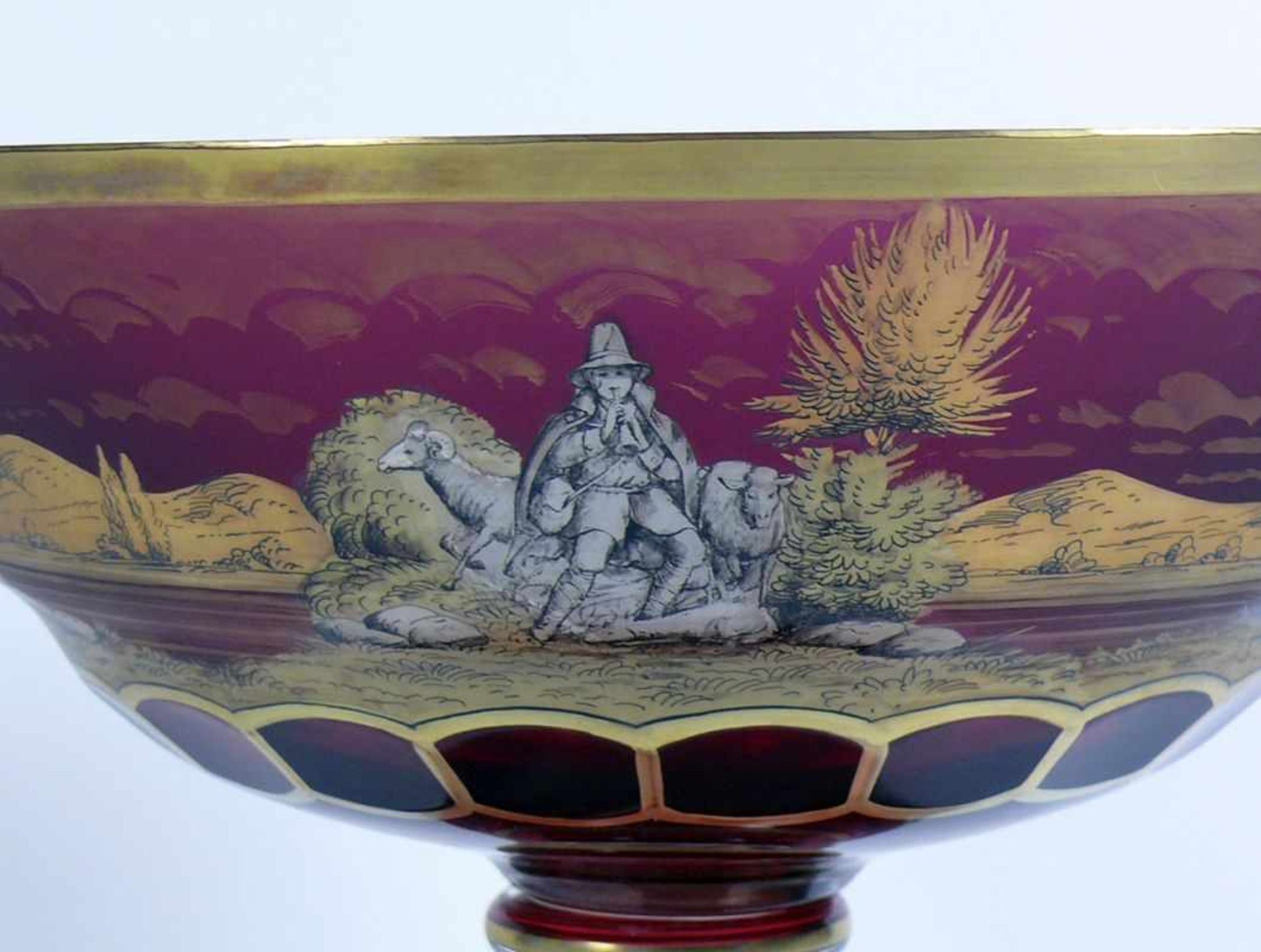 Aufsatzschale (Böhmen, 20.Jh.) dickwandiges, hellrot gefärbtes Kristallglas; auf Schalenrand - Bild 4 aus 6