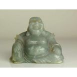 Buddha sitzend; mit lächelndem Gesicht; Jade; H: 7 cm; B: 9 cm