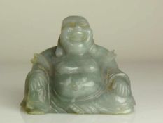 Buddha sitzend; mit lächelndem Gesicht; Jade; H: 7 cm; B: 9 cm