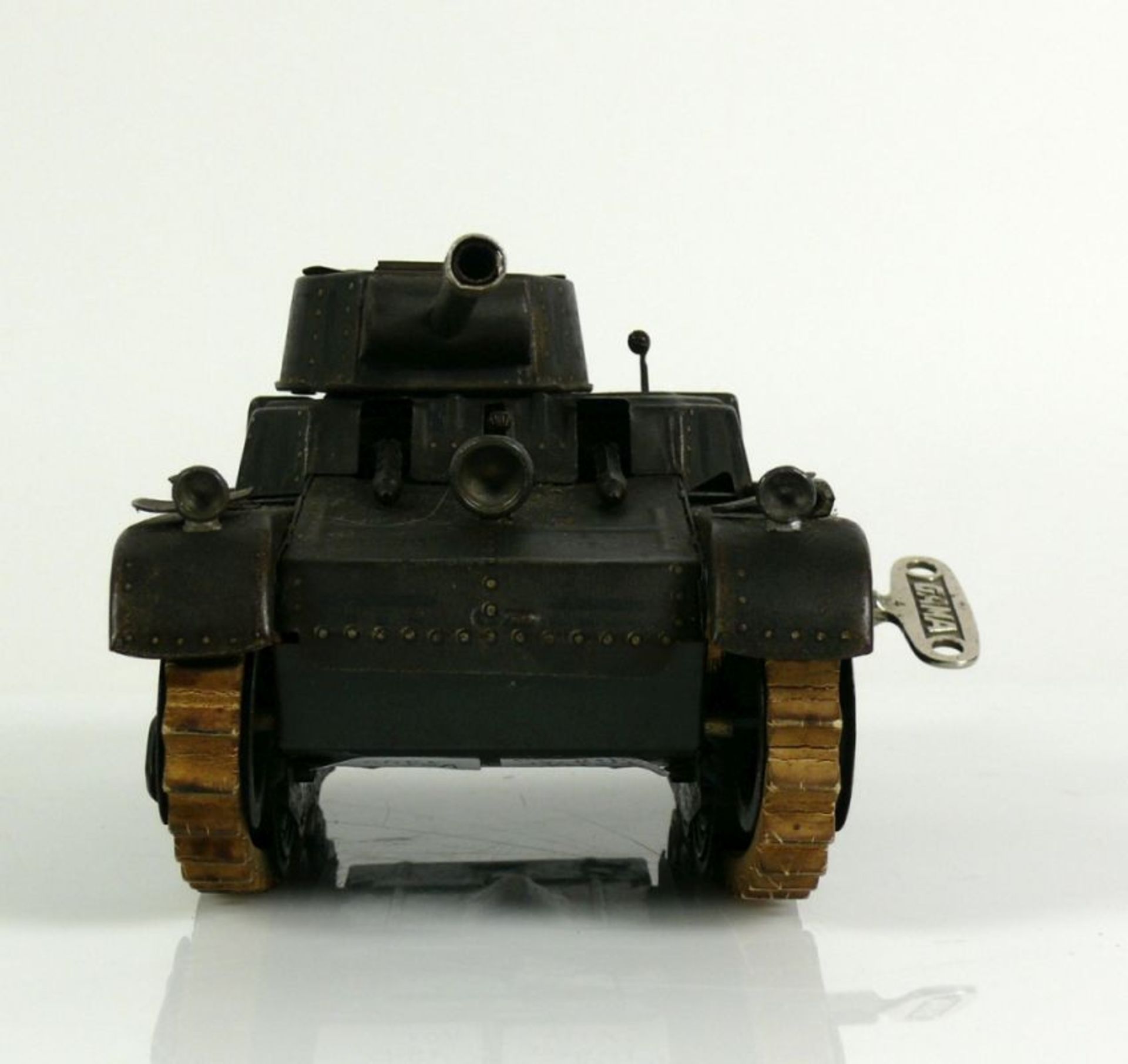 Panzer (GAMA, vor 1945) "GAMA TANK", so bezeichnet auf dunkeloliv farbenem Grund; Originalschlüssel, - Bild 3 aus 7