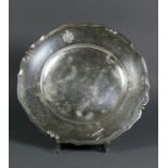 Platte deutsch, Silber 800; runde Form mit geschwungenem Rand; auf Fahne Wappen; D: ca. 27,5 cm; 529