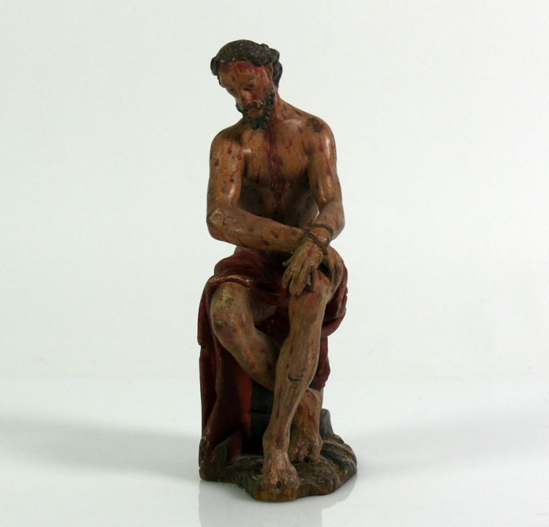 Schmerzensmann (18.Jh.) mit rotem Schamtuch; sitzend; auf Sockel (dieser später); Hände gefesselt; - Bild 4 aus 7