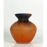 Vase (wohl Frankreich, 1.H.20.Jh.) kugelförmiger Korpus; eingezogener Hals; hell-orangefarben und
