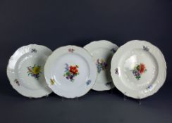 4 Speiseteller (Meissen, um 1900) Spiegelrand u. Fahne mit reliefiertem Floraldekor; geschwungener