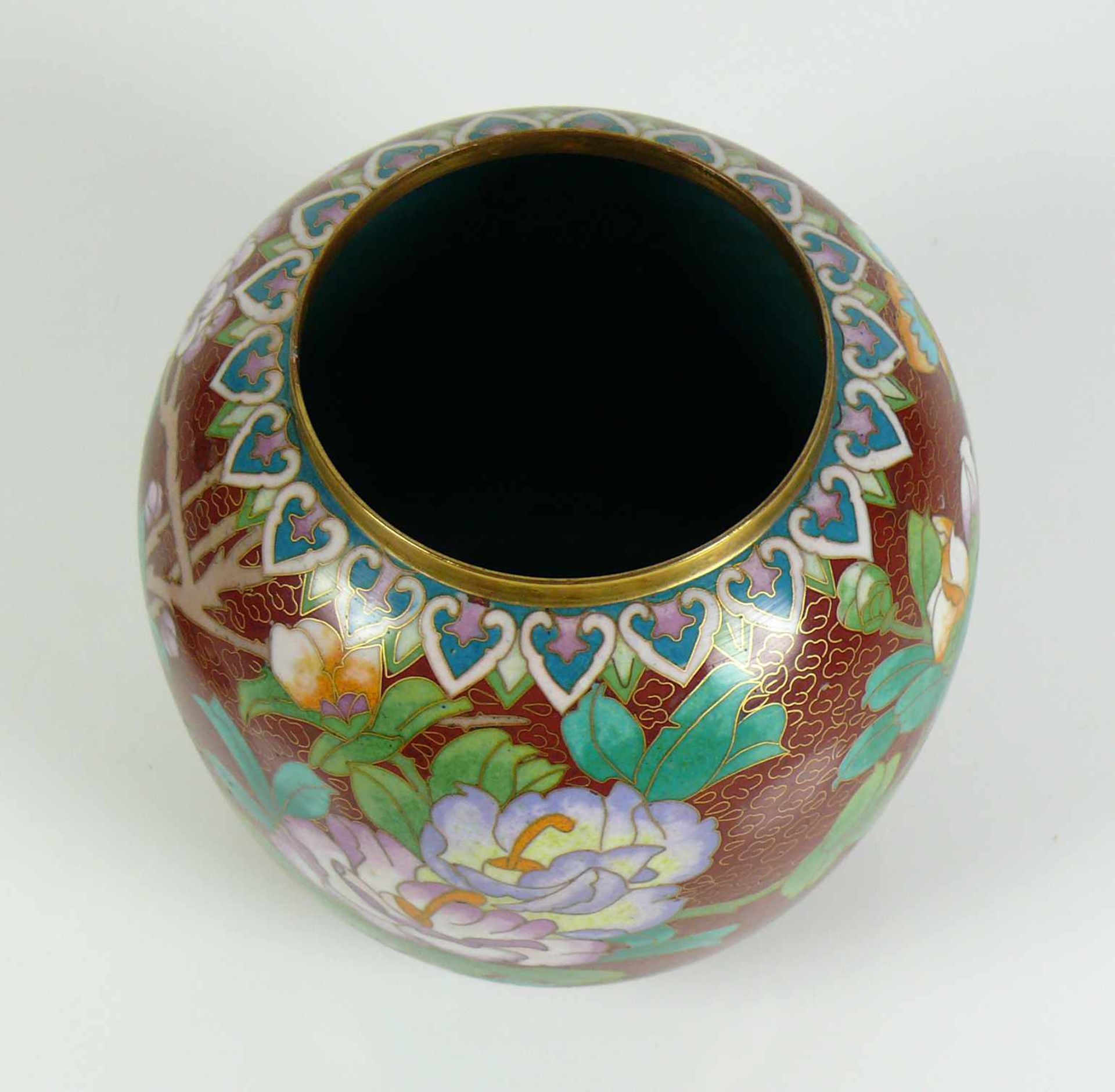 Cloisonné-Deckelvase (20.Jh.) runde Form mit gewölbtem Deckel; dieser mit Nodus in Form eines Fo- - Bild 3 aus 4