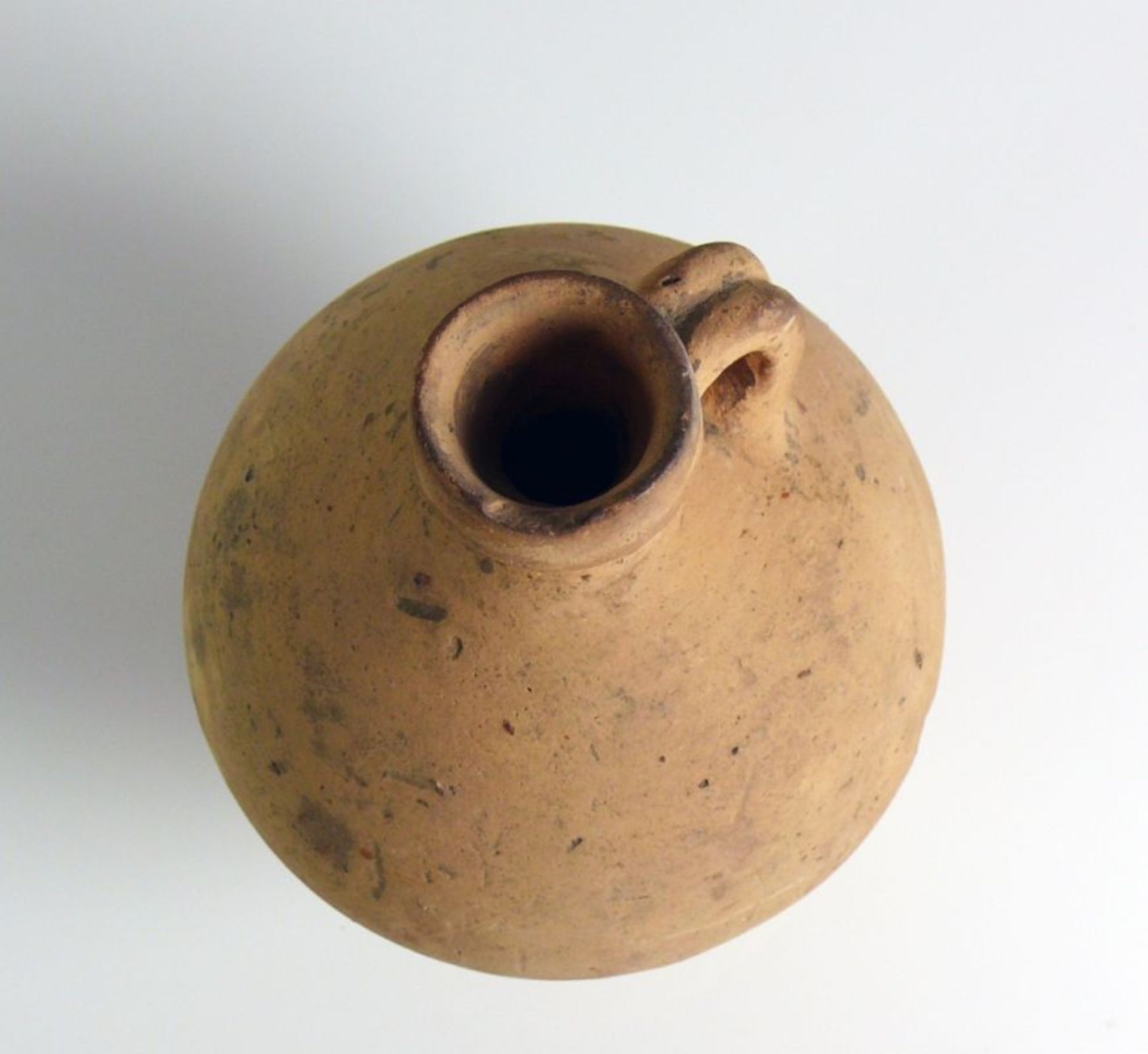 Tonkrug (Römisch 2.H.des 2.Jh.) kugelförmiger Korpus mit kurzem Hals und Henkel; H: ca. 18 cm; - Bild 2 aus 3