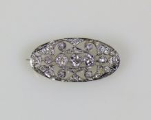 Antike Diamantbrosche (um 1900) ovale Form, Platin; mittig besetzt mit 3 Diamanten von jeweils ca.
