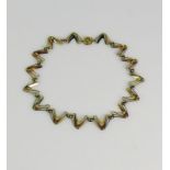 Halskette 14ct GG; dreieckförmige Glieder mit Halbkugeldistanzstücken; L: 42 cm; 43g