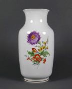 Vase (Meissen, Mitte 20.Jh.) eingezogener Hals mit Goldrand; frontseitig farbige Blütenmalerei unter