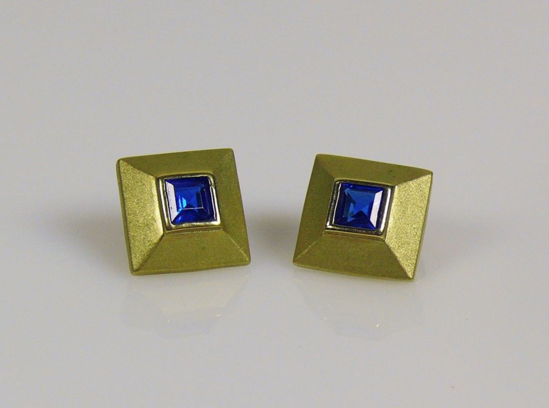Paar Ohrstecker jeweils quadr. Form mit blauem Steinbesatz; mattierter Dekor; 8ct GG; 5g
