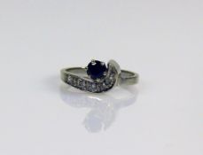 Damenring 14ct WG; mit 6 kleinen Diamanten u. 1 Saphir besetzt; 2,5g; Ringgr. 52