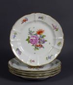 5 flache Teller NYMPHENBURG (1.H.20.Jh.) farbiger Blütendekor mit gewelltem Goldrand; D: je 24,5 cm;