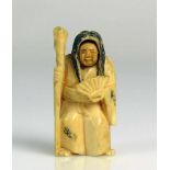 Netsuke "Figur mit Fächer und Stab"; drehbares Gesicht; Elfenbein; H: 5 cm