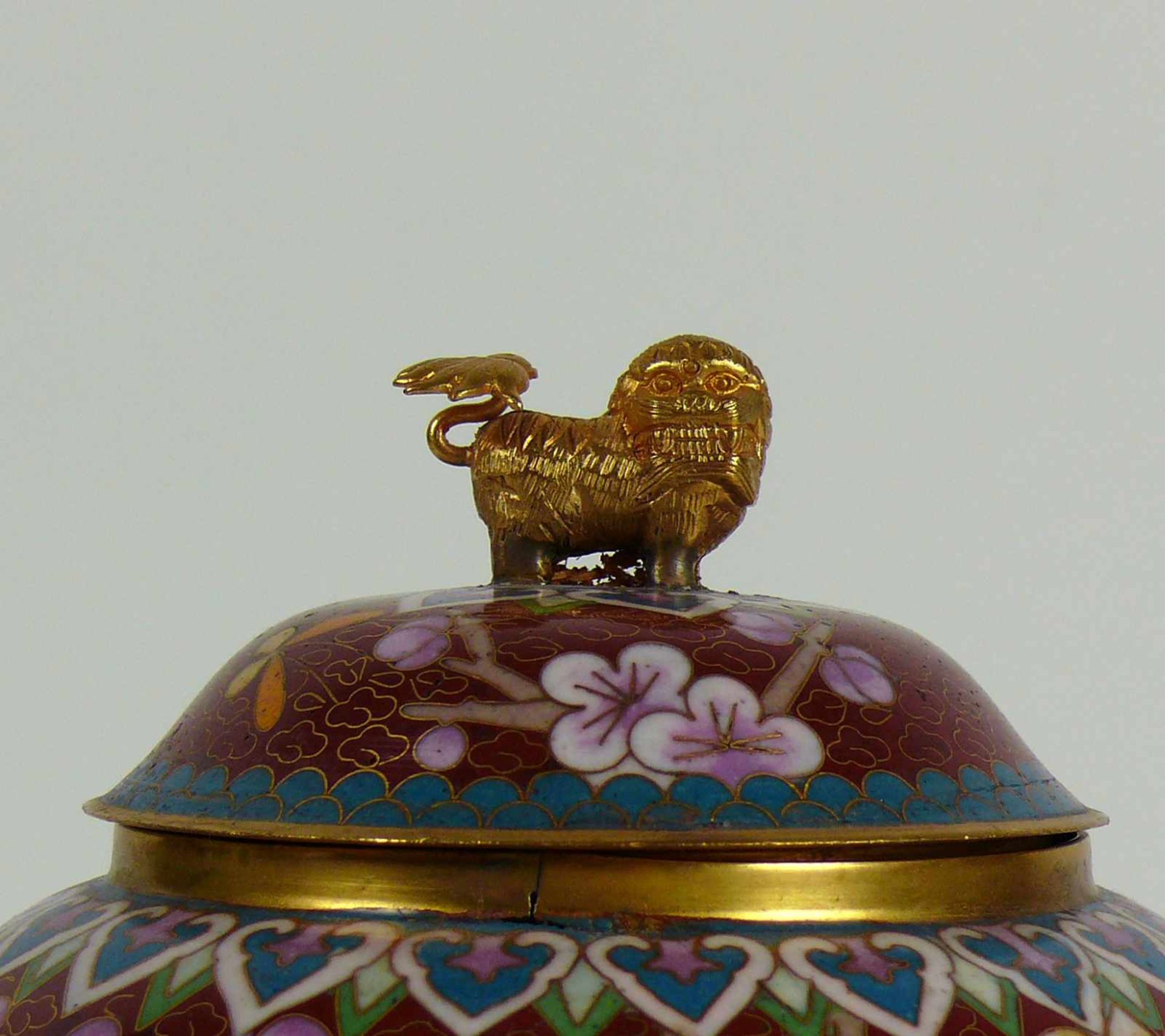 Cloisonné-Deckelvase (20.Jh.) runde Form mit gewölbtem Deckel; dieser mit Nodus in Form eines Fo- - Bild 2 aus 4