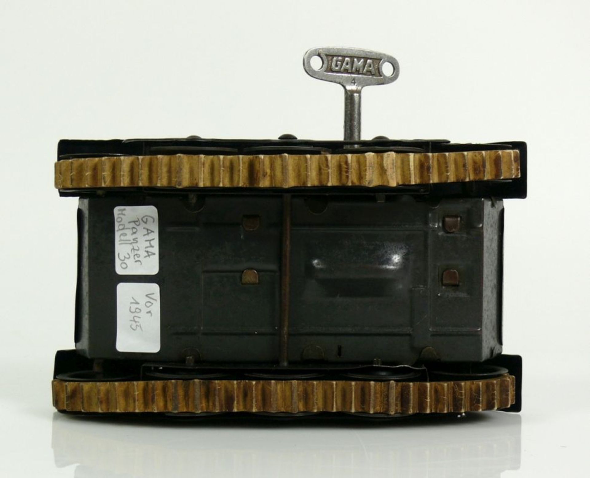 Panzer (GAMA, vor 1945) "GAMA TANK", so bezeichnet auf dunkeloliv farbenem Grund; Originalschlüssel, - Bild 7 aus 7
