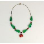Halskette 14ct GG-Kette mit Jade-Bäumchen und Distanzstücken in Koralle; Fassungen in gold; L: 44