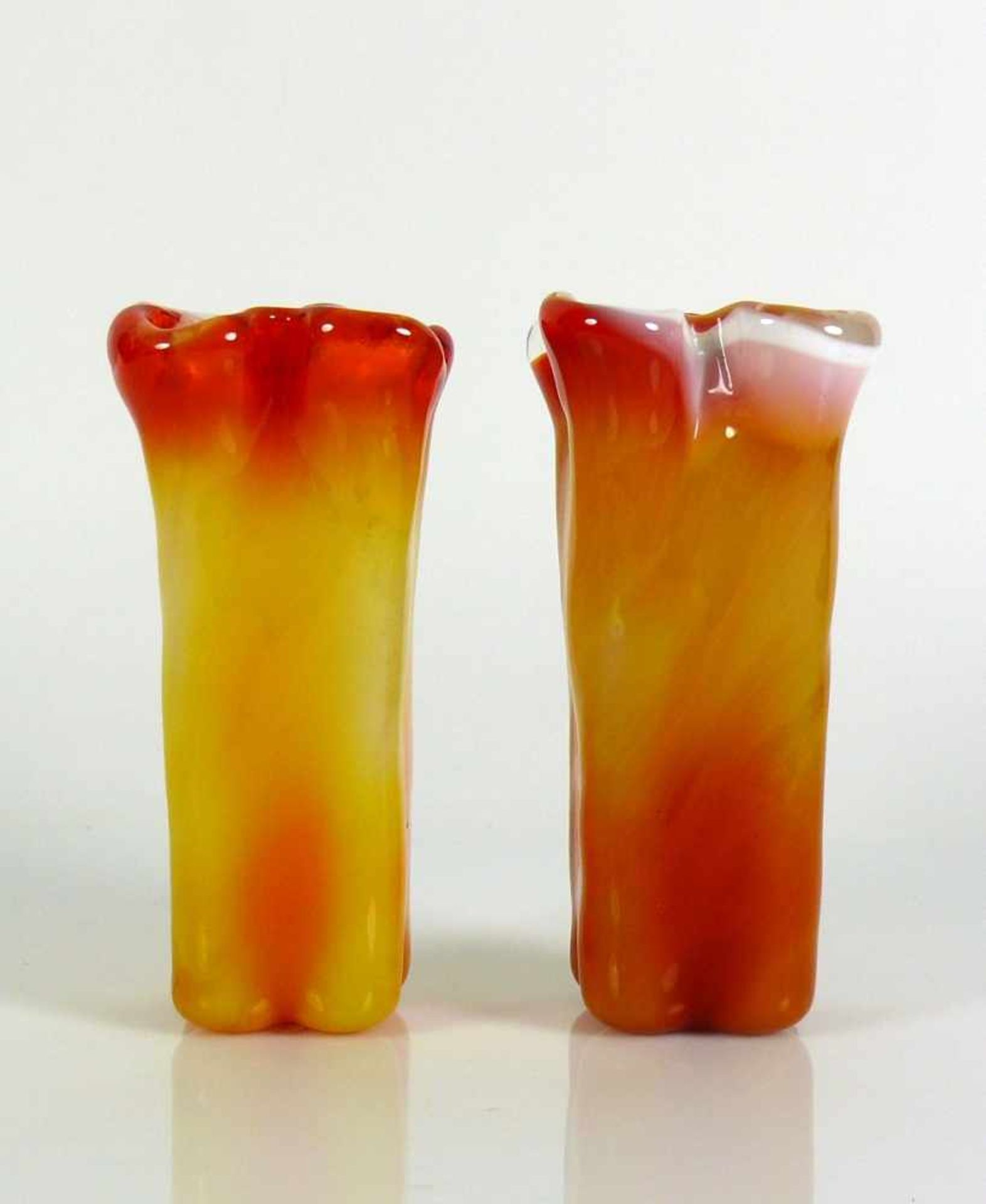 Paar Vasen (20.Jh.) gestreckter Korpus mit gewelltem Rand; farbloses Glas mit orange/gelben
