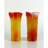 Paar Vasen (20.Jh.) gestreckter Korpus mit gewelltem Rand; farbloses Glas mit orange/gelben