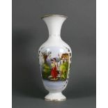 Vase (um 1900) auf eingezogenem runden Stand; frontseitig farbig gemalte Darstellung einer Mutter