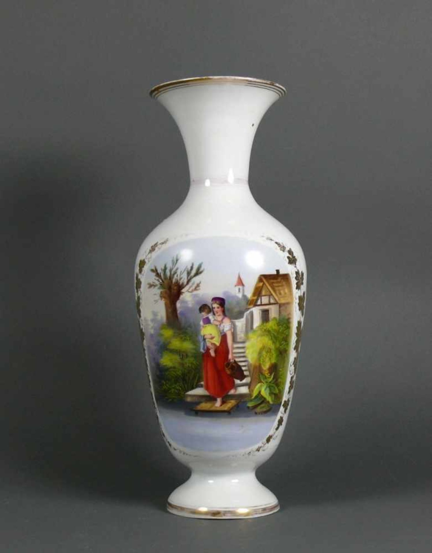 Vase (um 1900) auf eingezogenem runden Stand; frontseitig farbig gemalte Darstellung einer Mutter