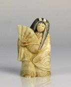 Netsuke "Frau bzw. Mann mit Fächer"; Gesicht drehbar; Elfenbein; H: 6 cm; Bodenunterseite sign.