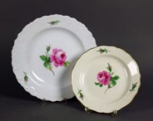 2 Teller (Meissen, 19./20.Jh.) Dekor: jeweils Rote Rose mit Goldrand; bl. Schwertermarke, II.