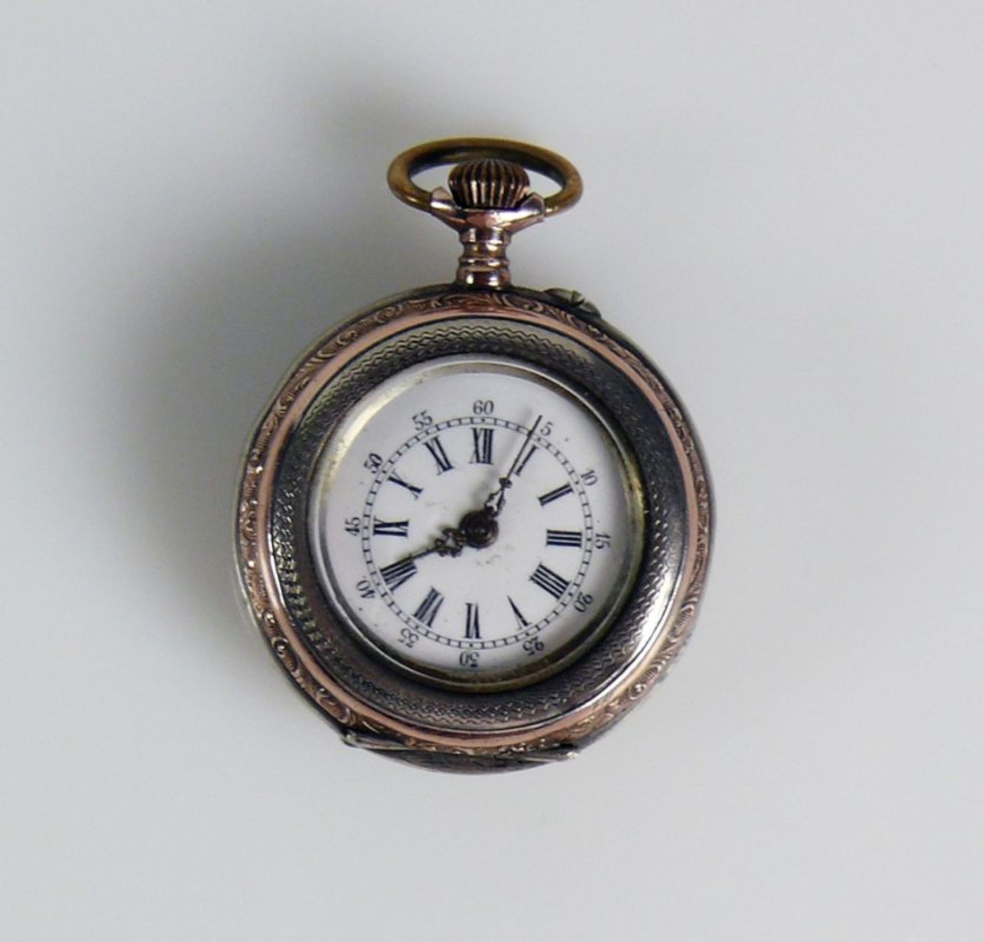 Damentaschenuhr (um 1900) Gehäuse Silber 800; Emailziffernblatt mit röm. u. arab. Zahlen; D: 3 cm;