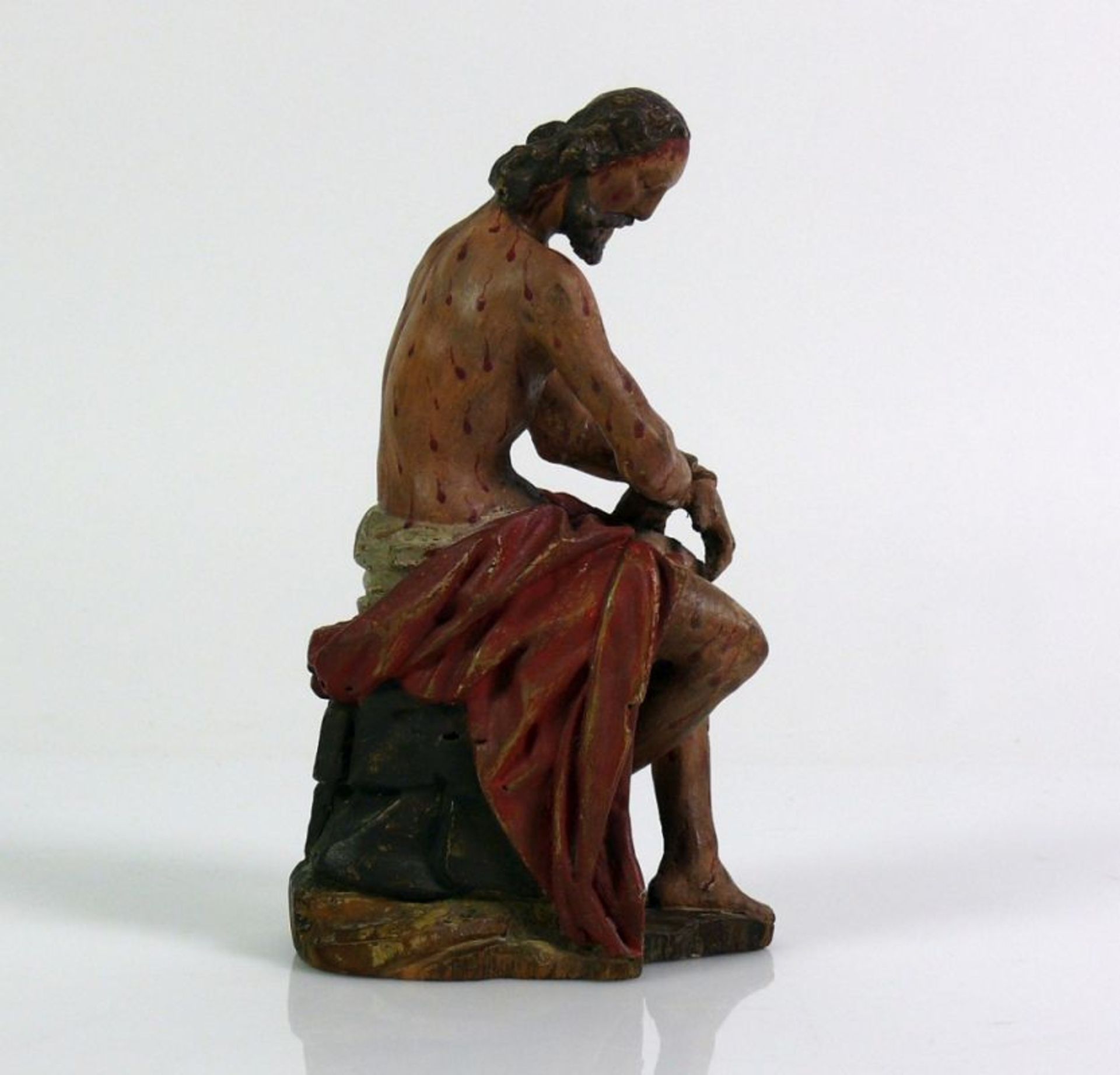 Schmerzensmann (18.Jh.) mit rotem Schamtuch; sitzend; auf Sockel (dieser später); Hände gefesselt; - Bild 3 aus 7