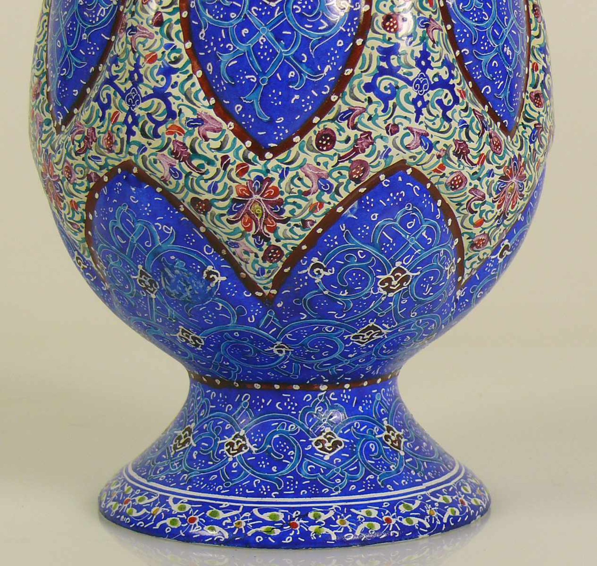 Cloisonné-Vase kegelförmiger Korpus auf eingezogenem runden Stand; nach oben tailliert; farbiger - Bild 2 aus 3