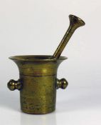 Mörser mit Pistill (wohl 19.Jh.) Bronze; seitl. Henkelknäufe; H: 13 cm; L: Pistill: 23 cm; D: am