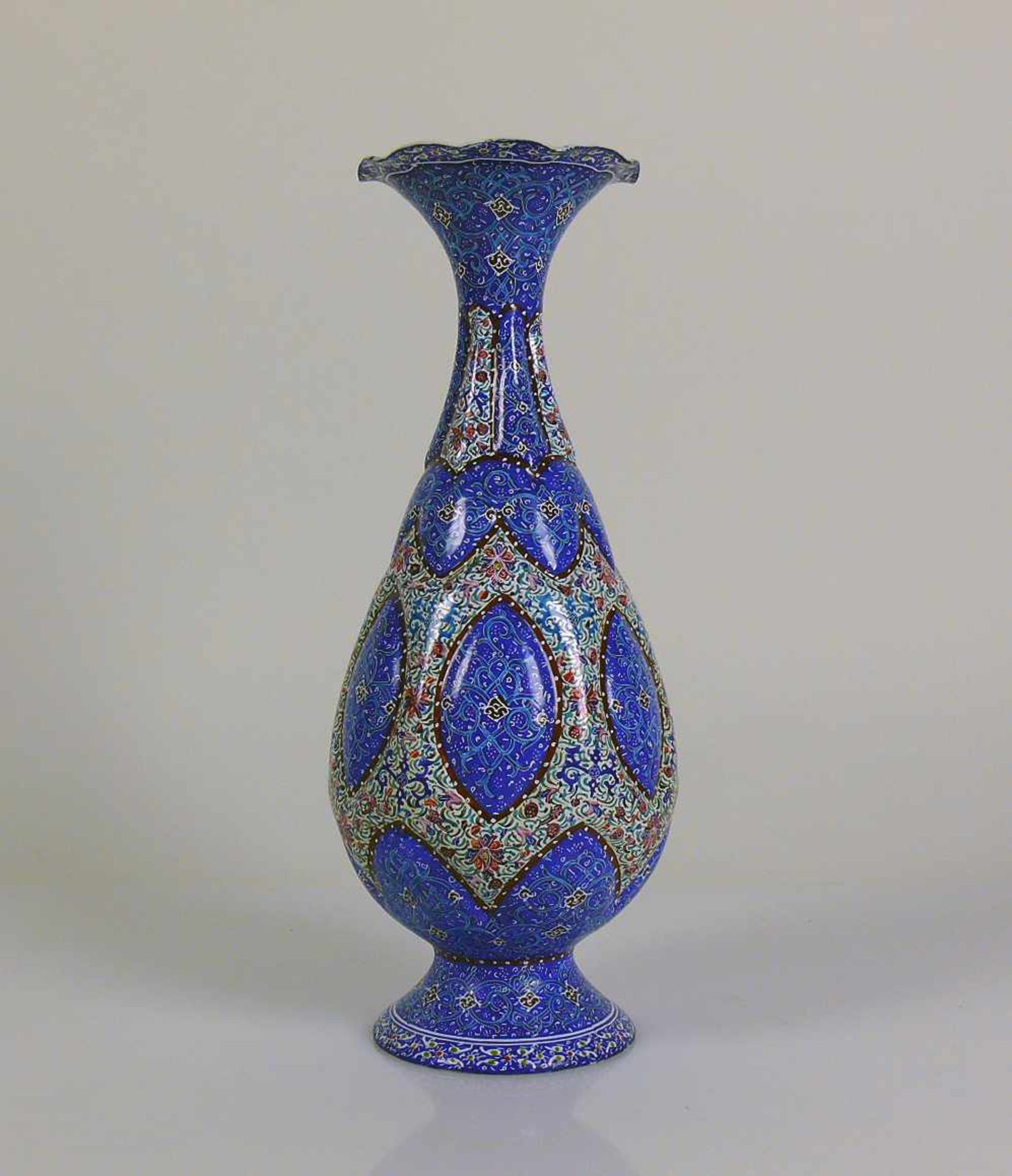 Cloisonné-Vase kegelförmiger Korpus auf eingezogenem runden Stand; nach oben tailliert; farbiger