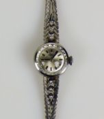 Damenarmbanduhr 14ct WG-Gehäuse und Armband; mit 6 kleinen Diamanten (jeweils 3 Stück an Armband/