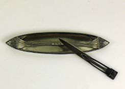Schale mit Brieföffner (um 1900) ovale Schale mit spitz zu laufenden durchbrochenen Enden im