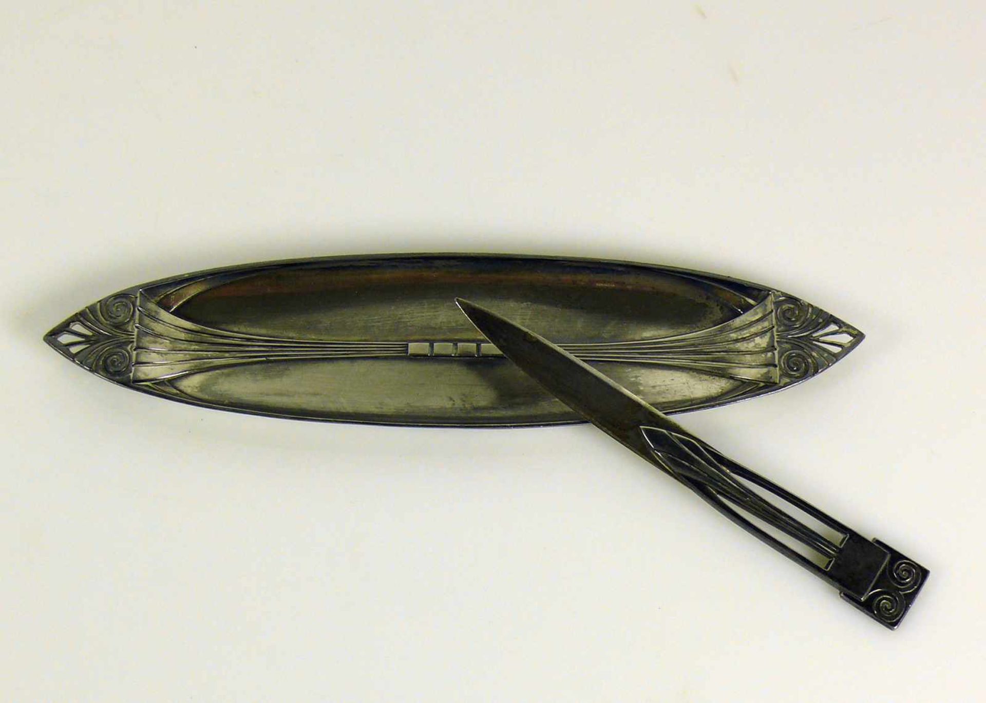 Schale mit Brieföffner (um 1900) ovale Schale mit spitz zu laufenden durchbrochenen Enden im