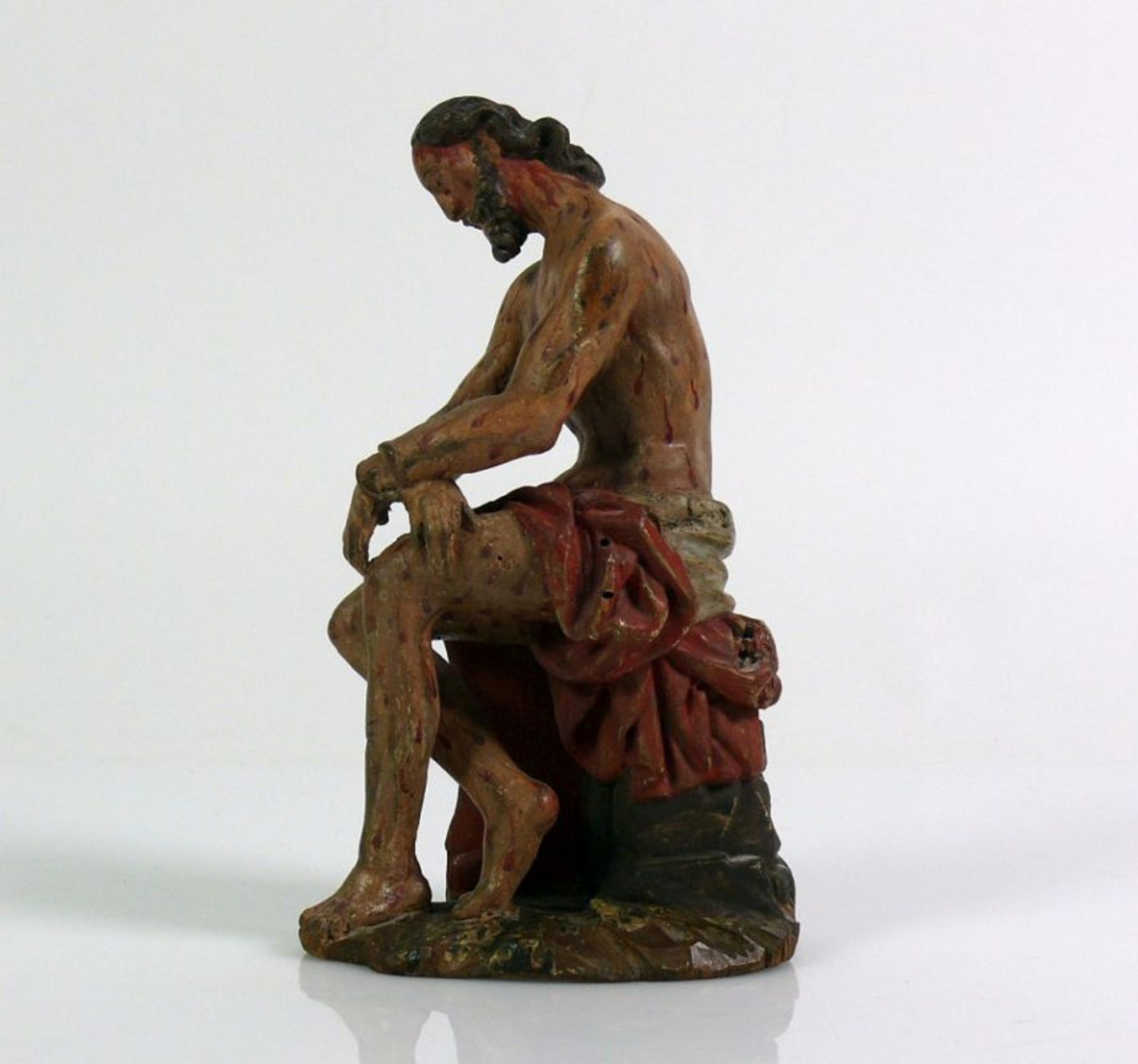 Schmerzensmann (18.Jh.) mit rotem Schamtuch; sitzend; auf Sockel (dieser später); Hände gefesselt; - Bild 5 aus 7