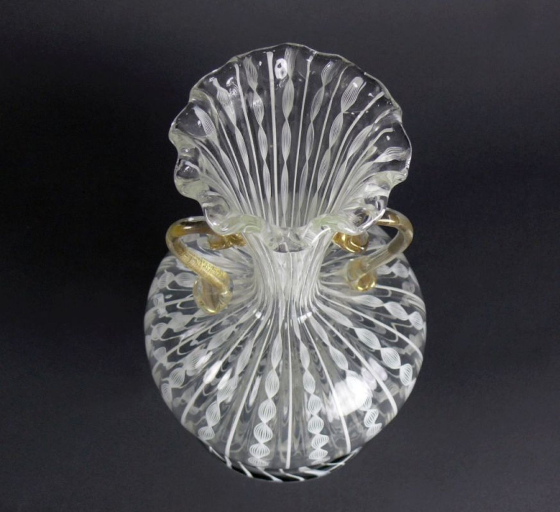 MURANO-Vase "ZANFIRICO", weisses Fadenglas mit gebauchtem Korpus auf rundem Stand; seitl. angesetzte - Bild 2 aus 2