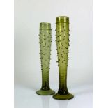 Paar Warzen-Stangengläser (19.Jh.) grau-grünes Glas; Wandung umlaufend mit Warzen aufgelegt; im