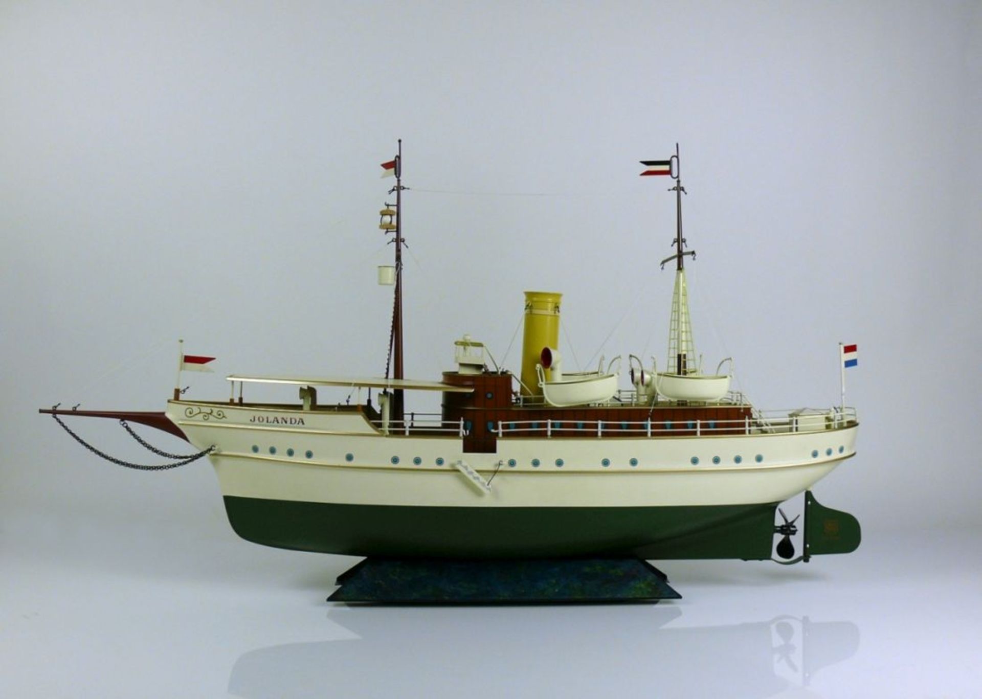 MÄRKLIN-Schiff "JOLANDA" (2.H.20.Jh.) farbig lackiertes Blech; auf Gestell mit Rollen;