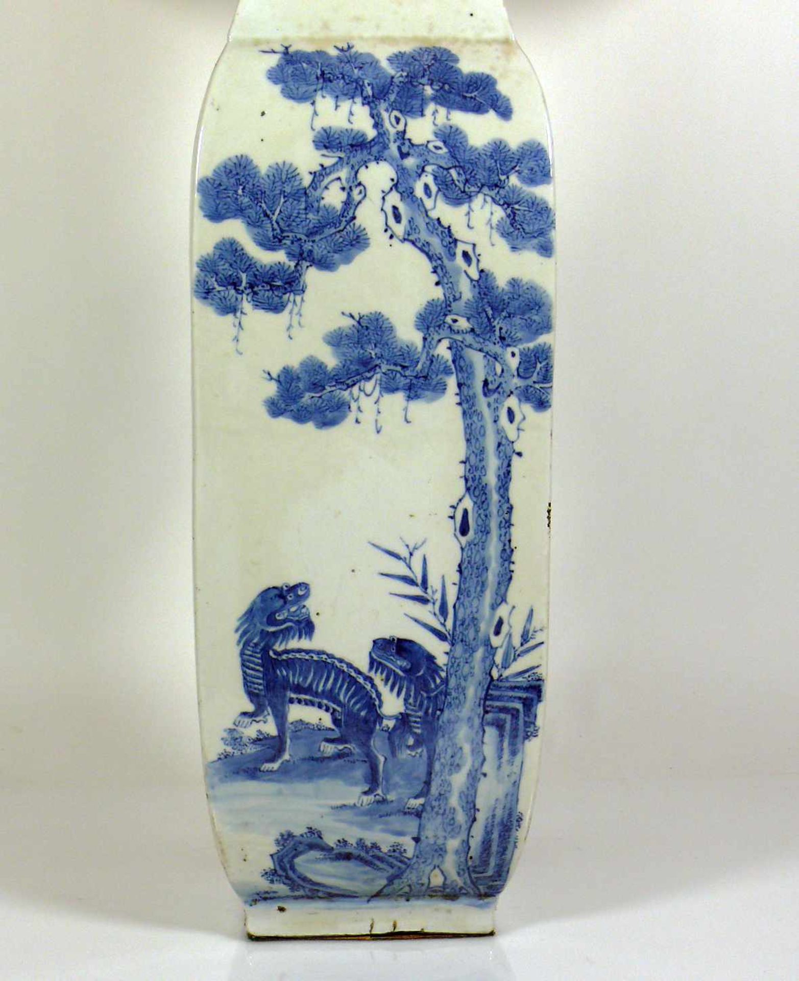 Beistell-Leuchte (China Qing) Porzellankorpus; Wandung mit Blaumalerei; Landschaftsdekor mit - Bild 5 aus 7