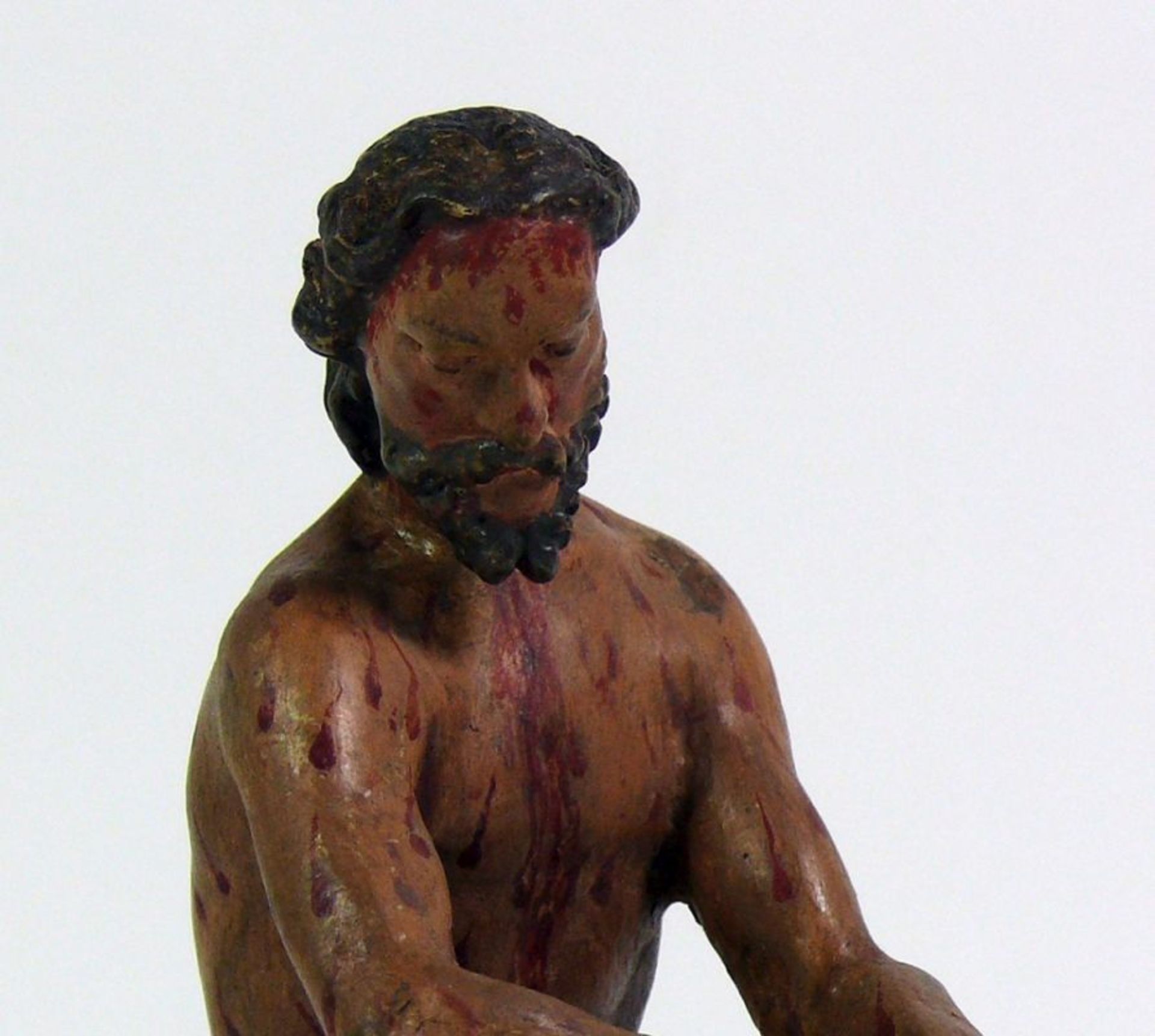 Schmerzensmann (18.Jh.) mit rotem Schamtuch; sitzend; auf Sockel (dieser später); Hände gefesselt; - Bild 2 aus 7