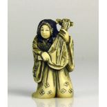 Netsuke "Figur mit Musikinstrument"; drehbares Gesicht; Elfenbein; H: 5,5 cm; Bodenunterseite