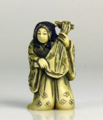 Netsuke "Figur mit Musikinstrument"; drehbares Gesicht; Elfenbein; H: 5,5 cm; Bodenunterseite